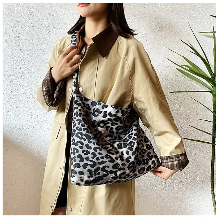 Leopard Print Large Capacity Women's Tote Bag — feature 23