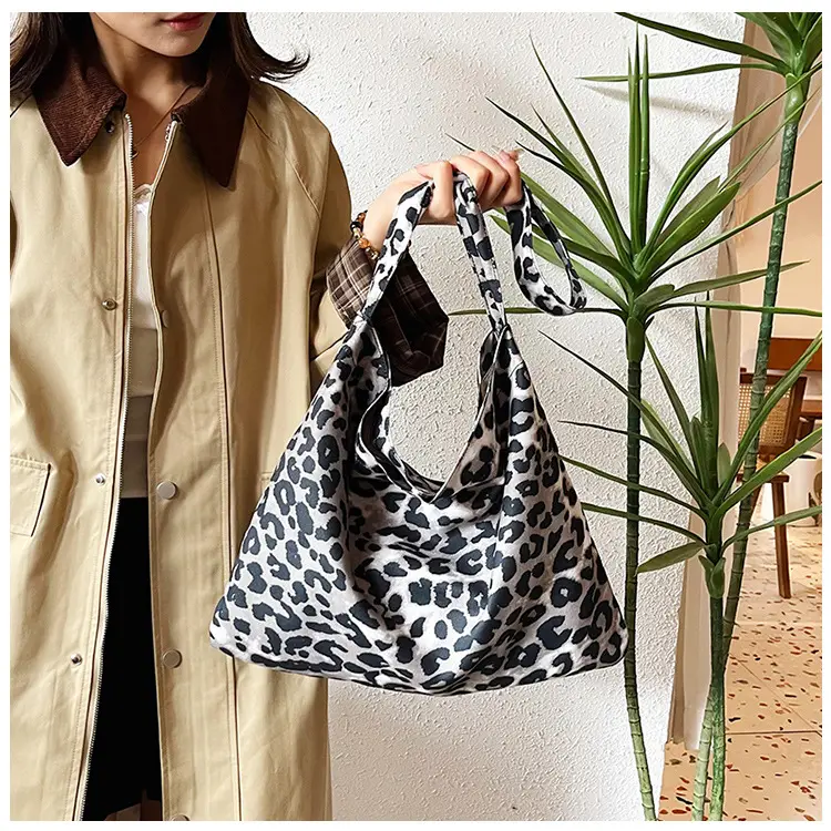 Leopard Print Large Capacity Women's Tote Bag — feature 3