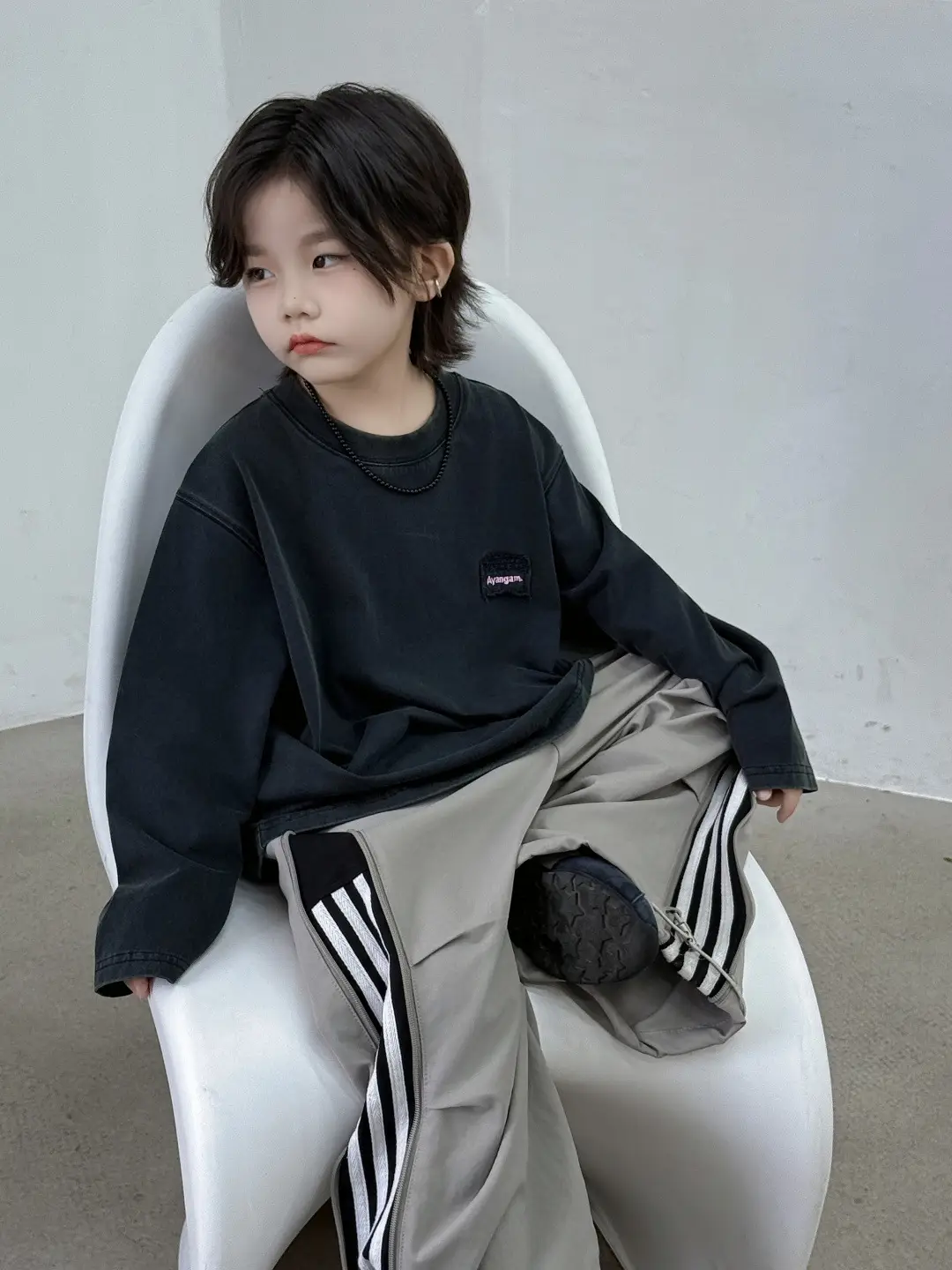 2025 Boys Embroidered T-Shirt Black Medium Large — feature 6