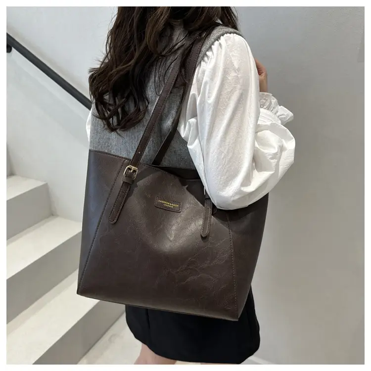 Women's Large Capacity Shoulder Bag Brown Leather Autumn Winter 2025 — feature 12