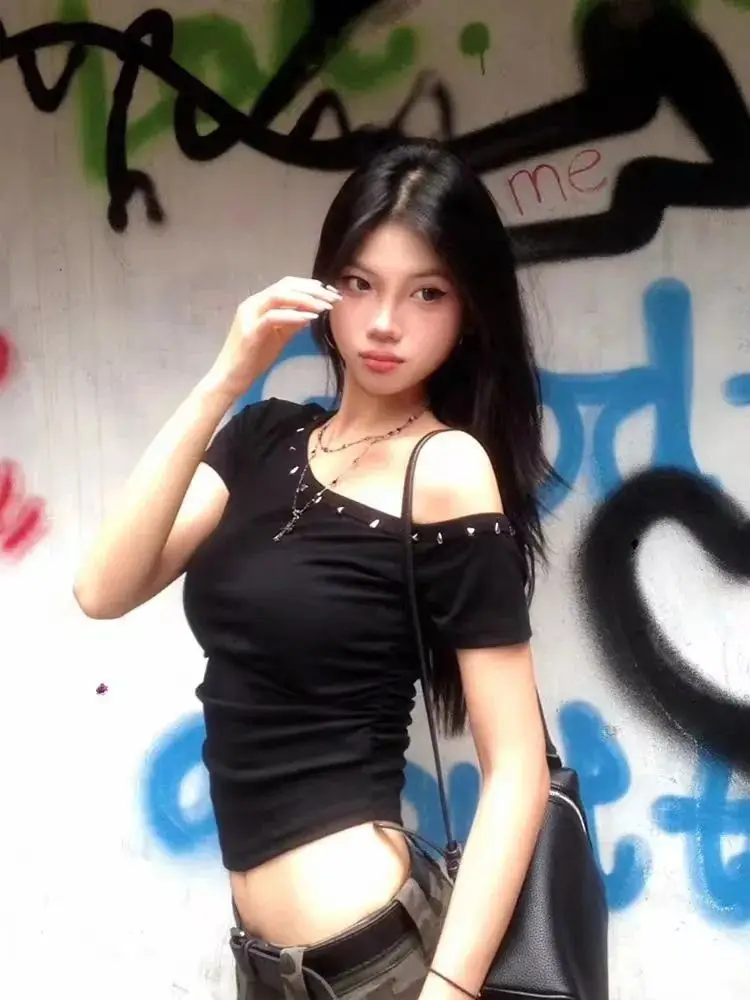 [220g 40-Count Imitation Cotton] Oblique Shoulder Rivet Short-Sleeved Slim T-Shirt Short Top Black American Hottie — feature 2