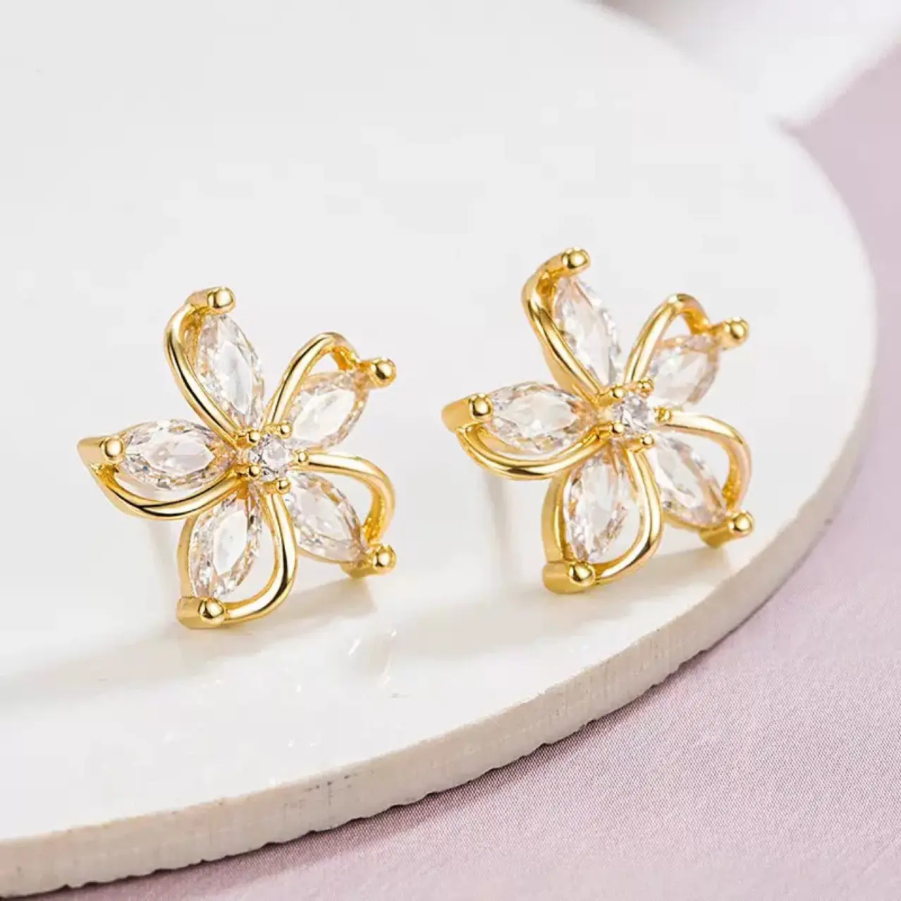 Elegant Five-Petal Flower Earrings Silver Gold Wholesale — feature 4