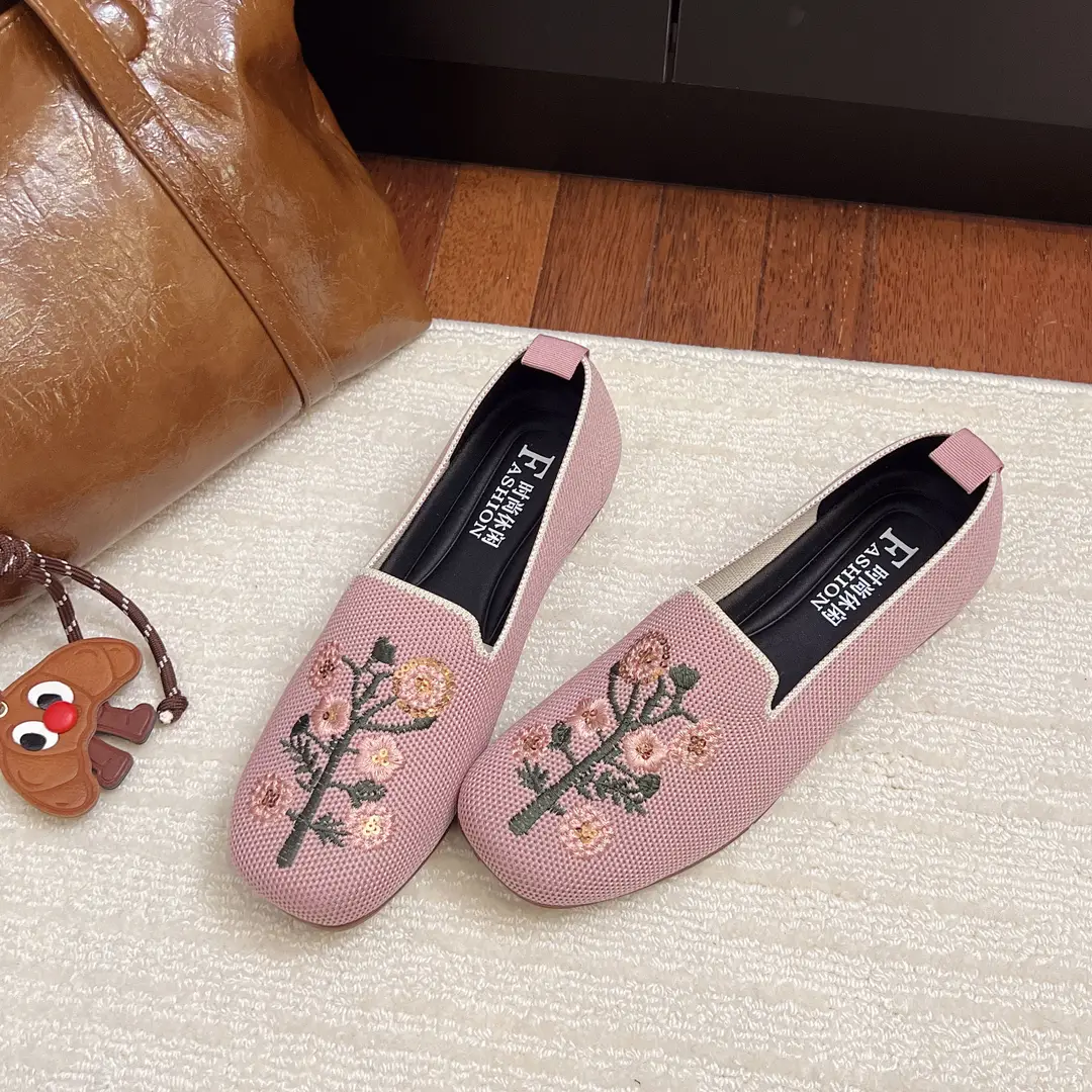 Spring and Summer New Style Women's Slip-On 2026 Casual Mom Shoes Round-Toe Flat Shoes National Trend Embroidered Loafers - Image 2