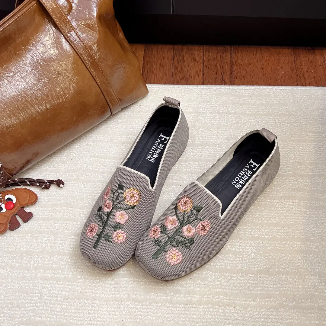 Spring and Summer New Style Women's Slip-On 2026 Casual Mom Shoes Round-Toe Flat Shoes National Trend Embroidered Loafers - Image 3