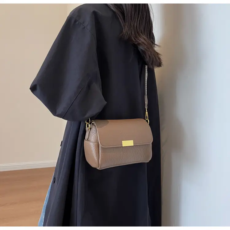 Women's Brown Leather Crossbody Bag with Gold Plated Clasp — feature 15