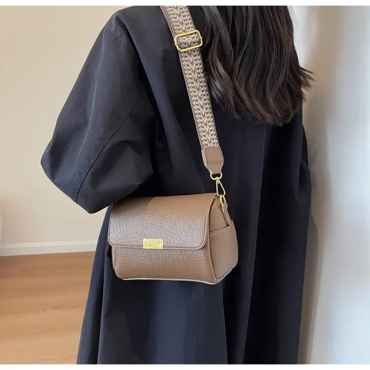Women's Brown Leather Crossbody Bag with Gold Plated Clasp — feature 17