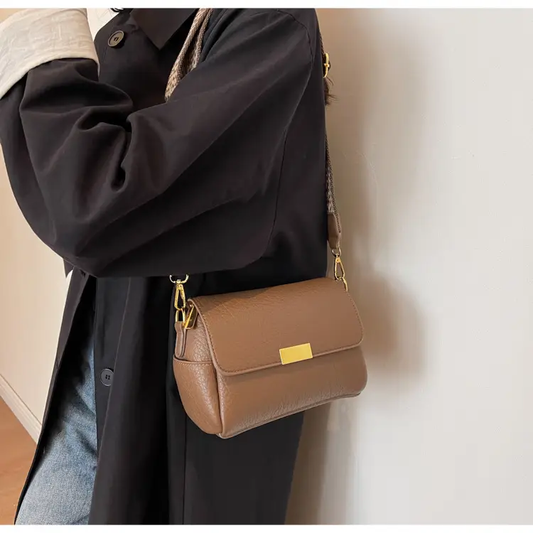 Women's Brown Leather Crossbody Bag with Gold Plated Clasp — feature 18