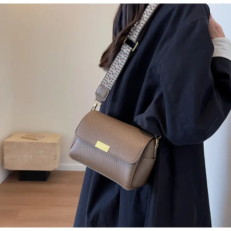Women's Brown Leather Crossbody Bag with Gold Plated Clasp — feature 20