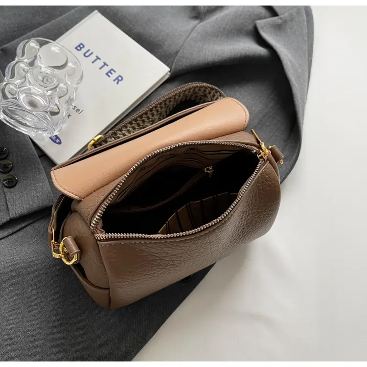 Women's Brown Leather Crossbody Bag with Gold Plated Clasp — feature 26
