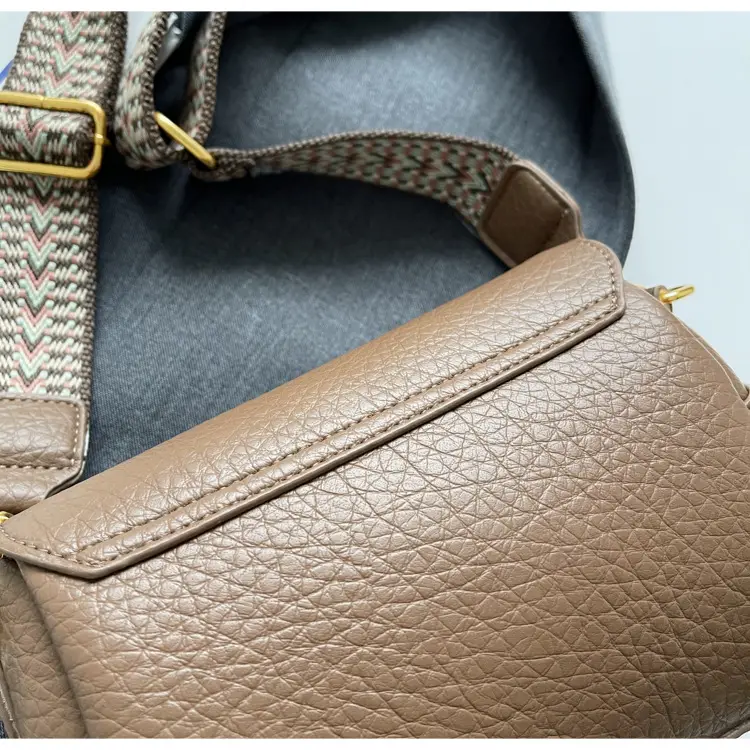 Women's Brown Leather Crossbody Bag with Gold Plated Clasp — feature 28