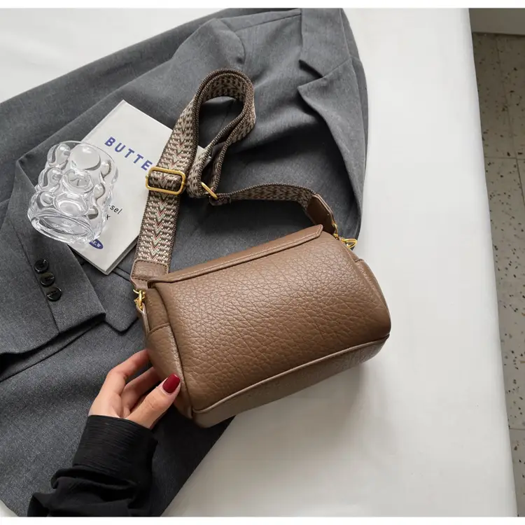 Women's Brown Leather Crossbody Bag with Gold Plated Clasp — feature 29