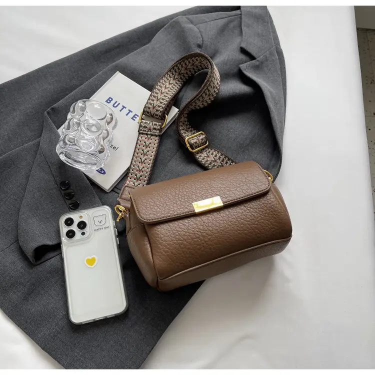 Women's Brown Leather Crossbody Bag with Gold Plated Clasp — feature 32