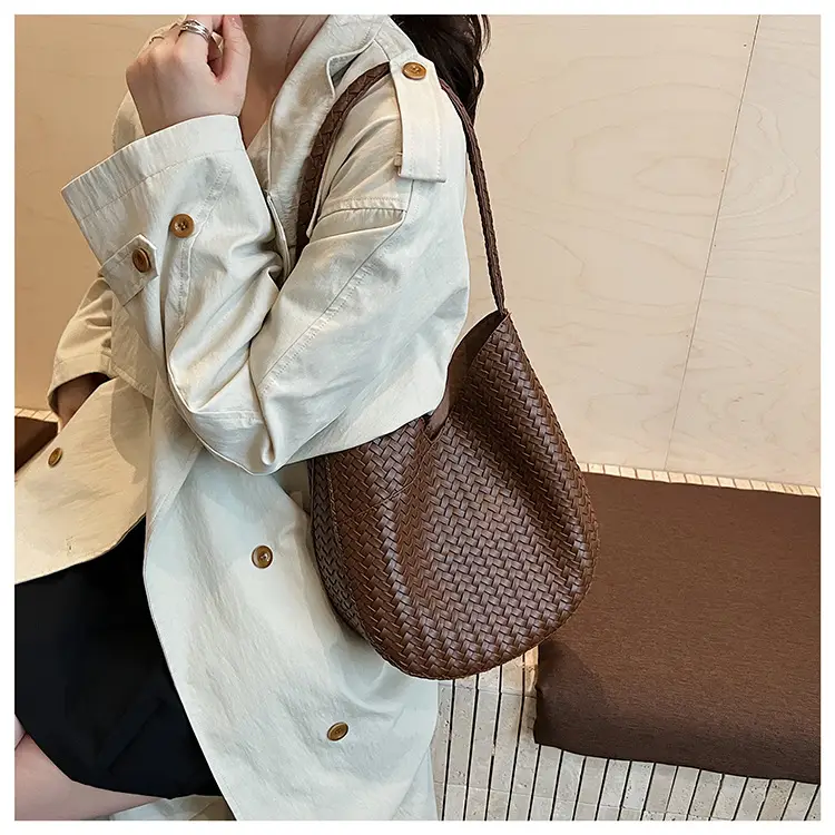 Brown Woven Shoulder Bag Large Capacity 2025 — feature 10