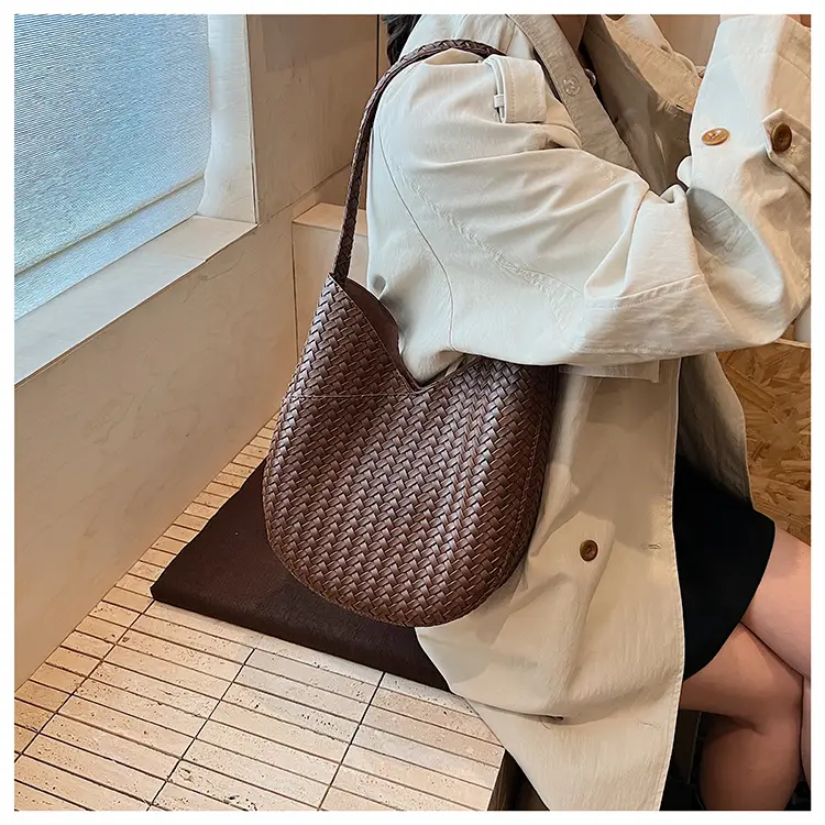 Brown Woven Shoulder Bag Large Capacity 2025 — feature 11