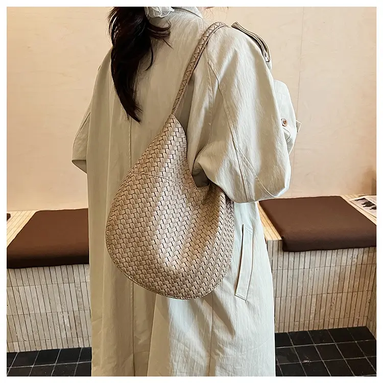 Brown Woven Shoulder Bag Large Capacity 2025 — feature 12