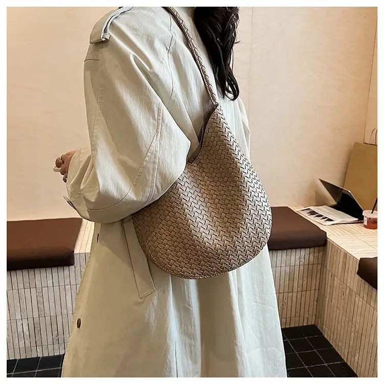 Brown Woven Shoulder Bag Large Capacity 2025 — feature 13