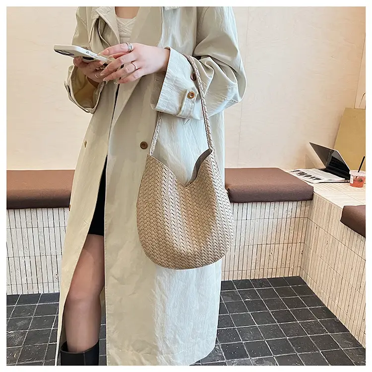 Brown Woven Shoulder Bag Large Capacity 2025 — feature 14