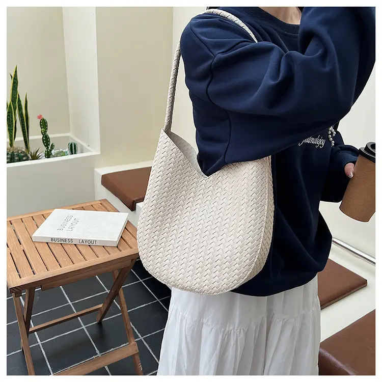 Brown Woven Shoulder Bag Large Capacity 2025 — feature 15