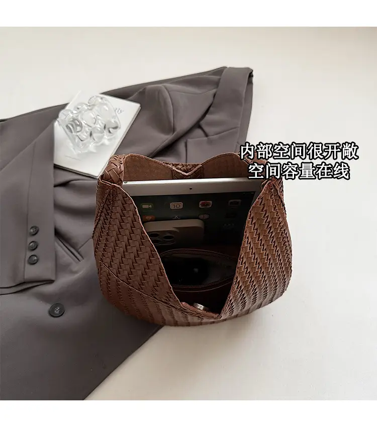 Brown Woven Shoulder Bag Large Capacity 2025 — feature 24