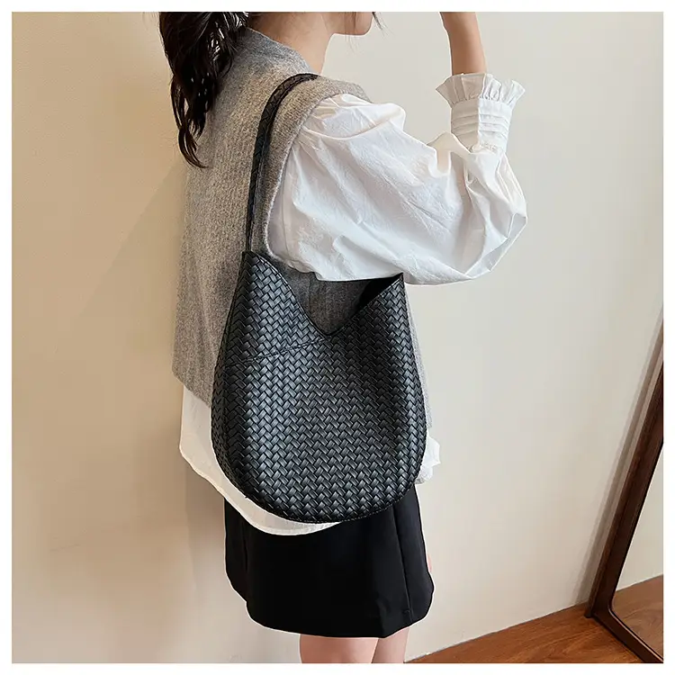 Brown Woven Shoulder Bag Large Capacity 2025 — feature 8
