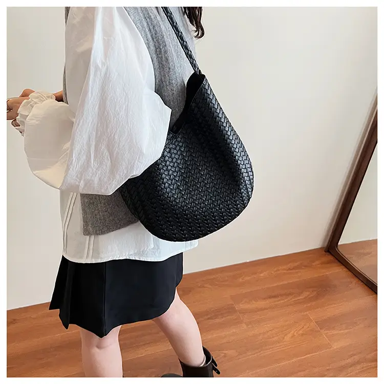 Brown Woven Shoulder Bag Large Capacity 2025 — feature 9