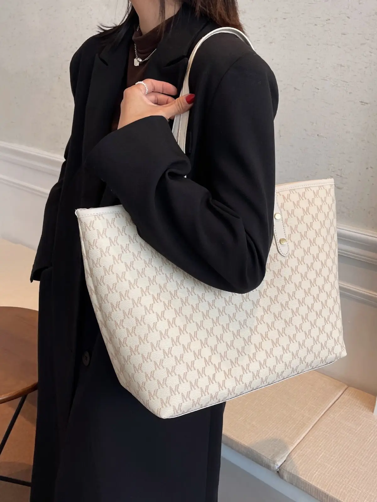 Large Capacity Women's Textured Shoulder Bag with Gold Hardware - Image 5