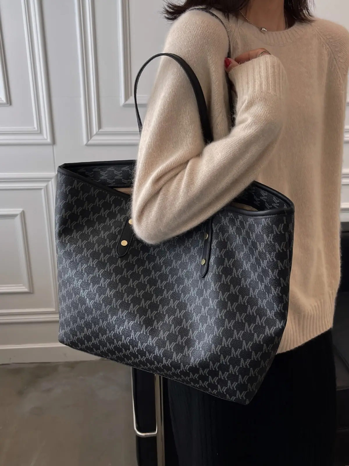 Large Capacity Women's Textured Shoulder Bag with Gold Hardware - Image 6