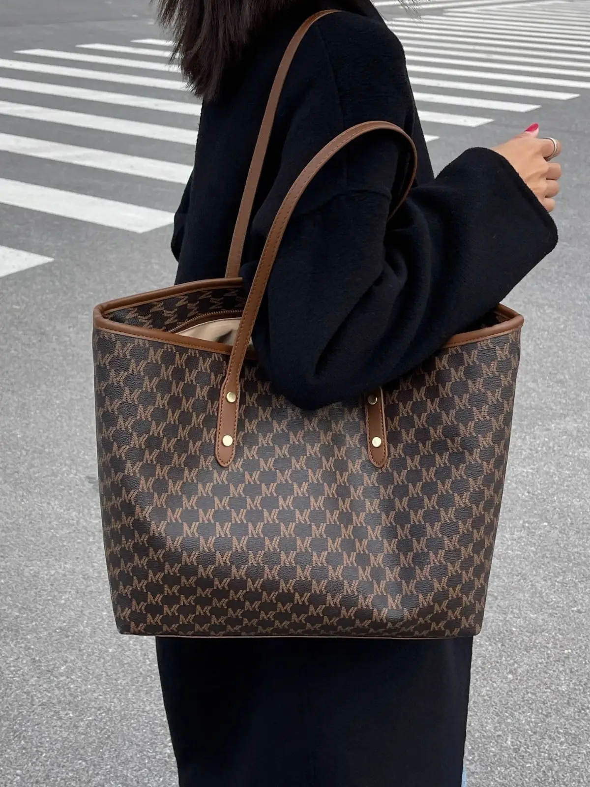 Large Capacity Women's Textured Shoulder Bag with Gold Hardware - Image 7