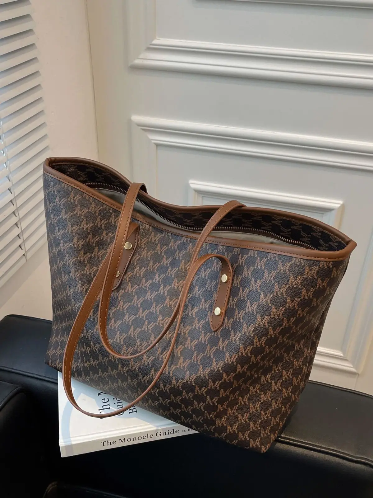 Large Capacity Women's Textured Shoulder Bag with Gold Hardware - Image 8