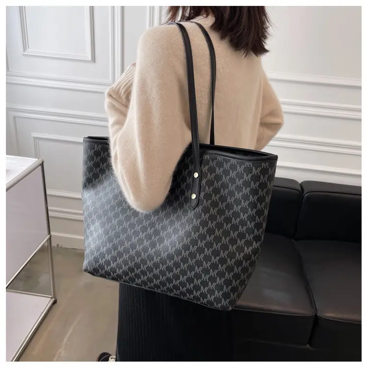Large Capacity Women's Textured Shoulder Bag with Gold Hardware — feature 6