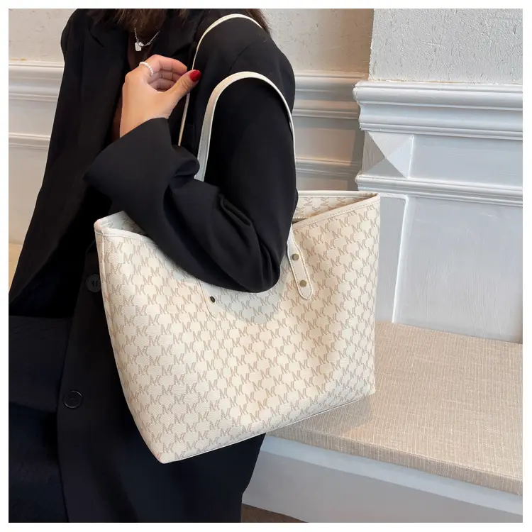 Large Capacity Women's Textured Shoulder Bag with Gold Hardware — feature 7