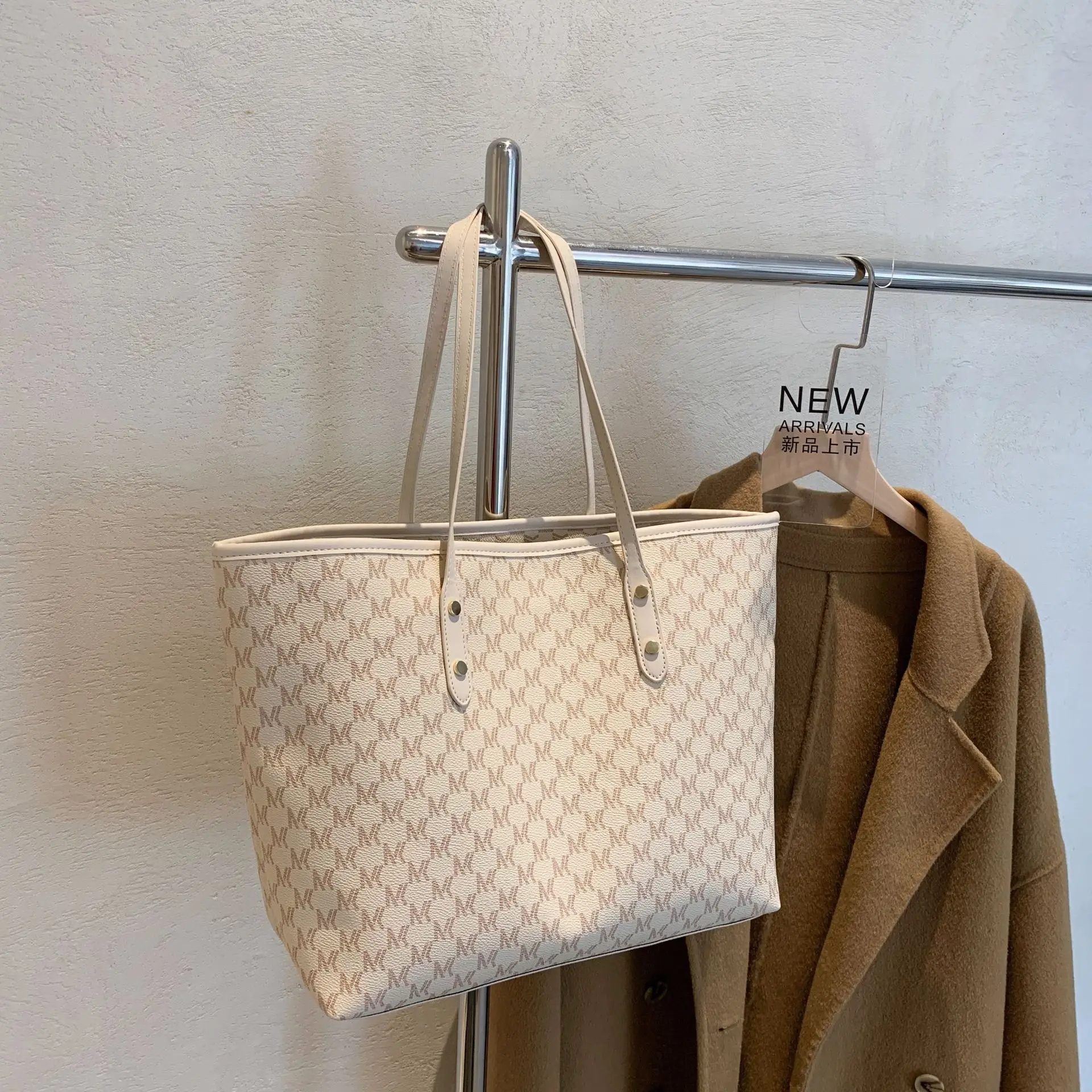Large Capacity Women's Textured Shoulder Bag with Gold Hardware - Image 3