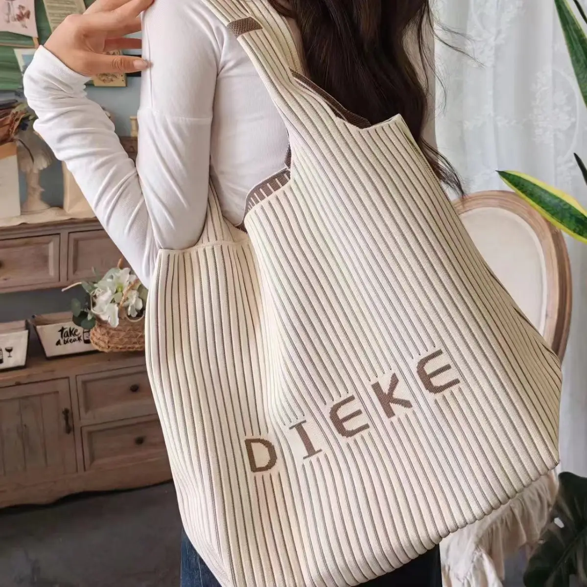 Large Capacity Fly Woven Shoulder Bag for Travel - Image 5