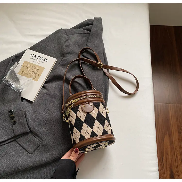 Retro Checkered Handheld Bag for Women - Image 4