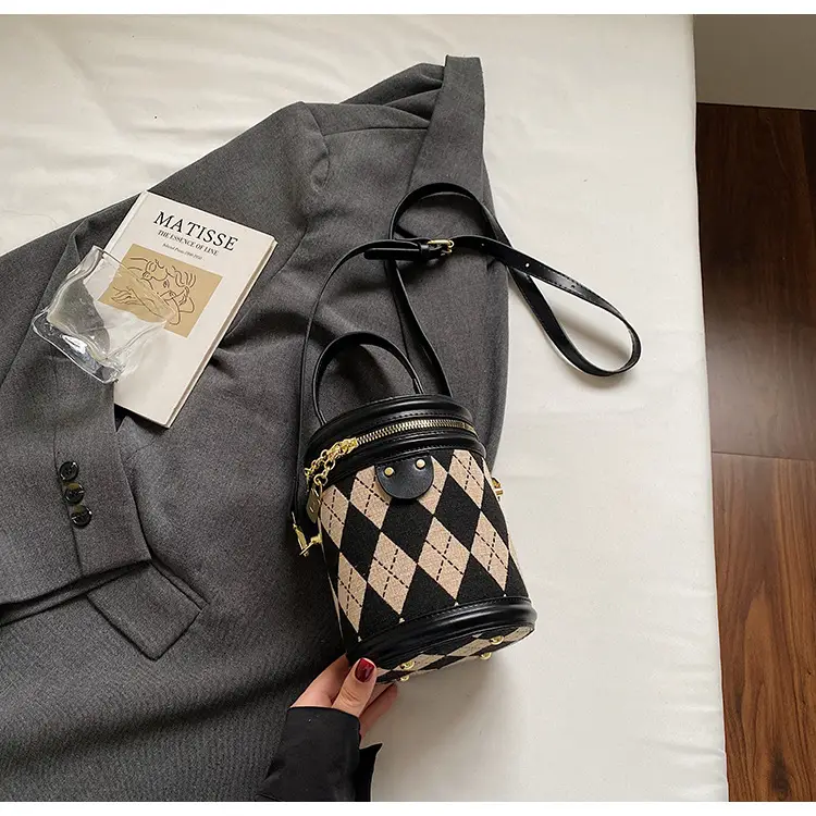 Retro Checkered Handheld Bag for Women - Image 6