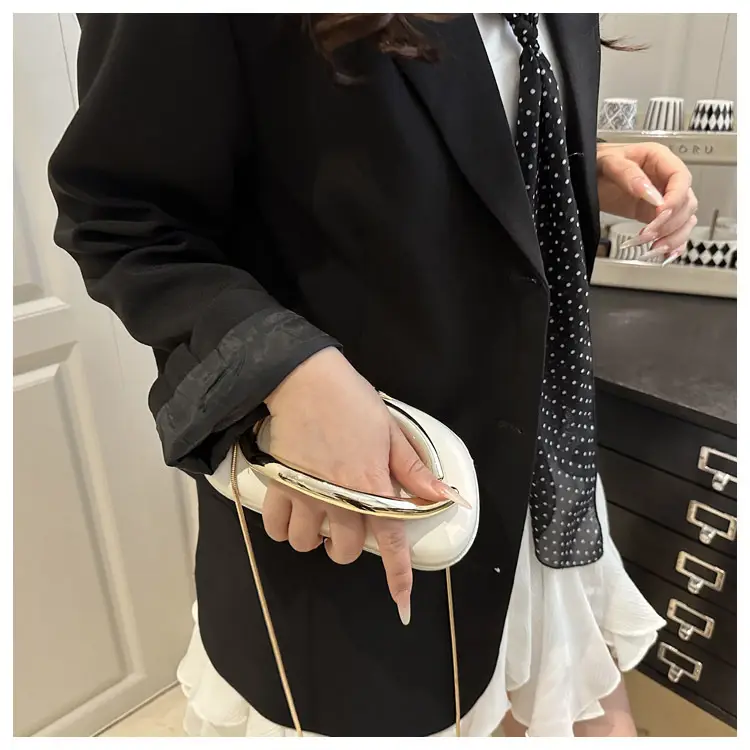 2025 Red Crossbody Bag Women's New Trendy Metal Hardware Personalized Dinner Chain Shoulder Clutch Women's Bag — feature 15