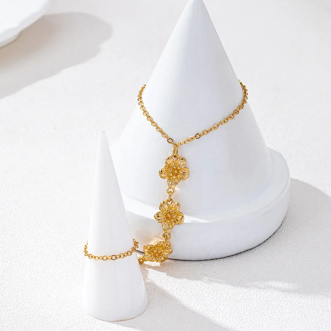 1 Elegant and Fashionable Metal Pleated Flower Finger Chain for Women's Banquet Party Clothing with Stud Flower Finger Chain
