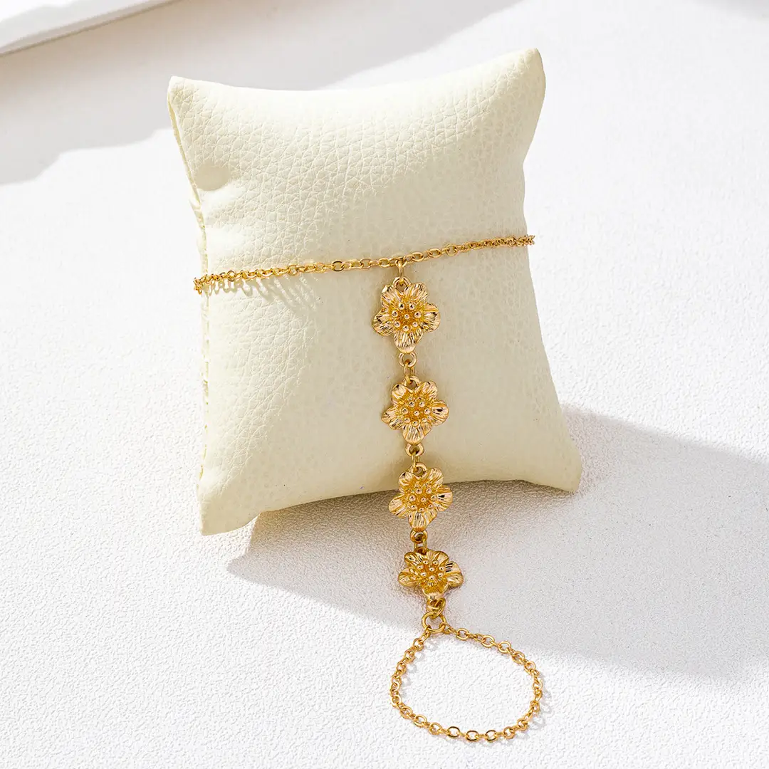 1 Elegant and Fashionable Metal Pleated Flower Finger Chain for Women's Banquet Party Clothing with Stud Flower Finger Chain