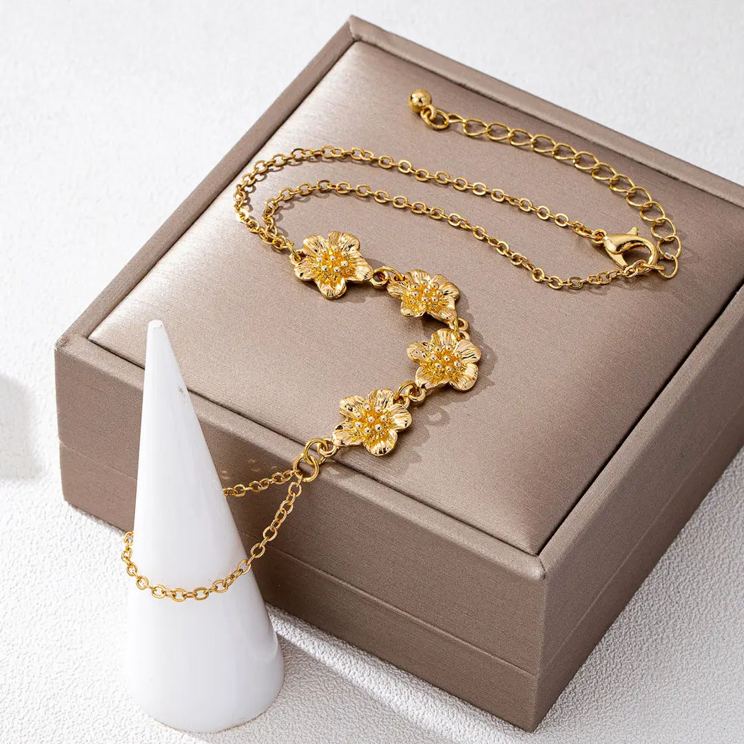 1 Elegant and Fashionable Metal Pleated Flower Finger Chain for Women's Banquet Party Clothing with Stud Flower Finger Chain