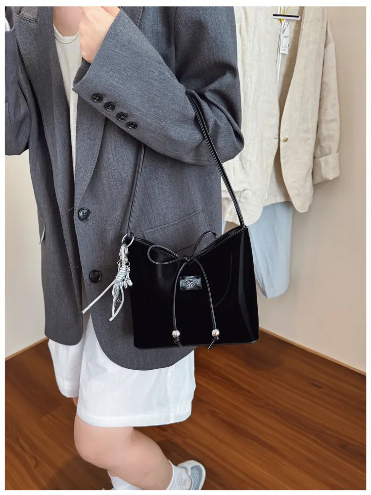 Silver High-End Women's Shoulder Bag 2025 — feature 14