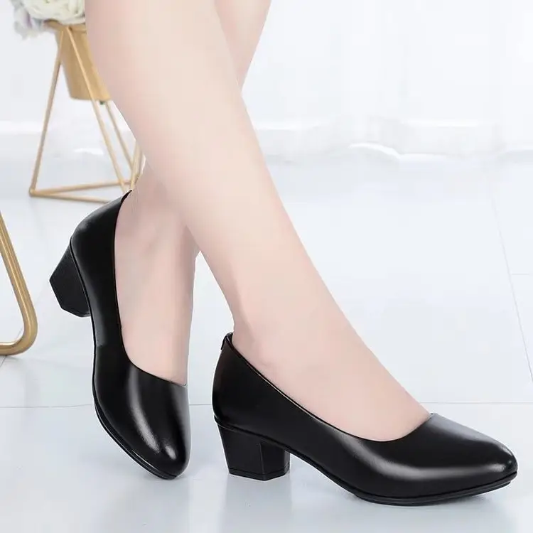Soft Leather Soft Sole Shoes 2025 New Comfortable Mother's Shoes Middle-Aged Women's Shoes Middle-Aged and Elderly Autum Mid-Heeled Women's Leather Shoes - Image 3