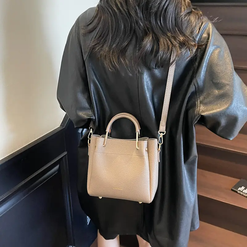 Women Retro Brown Bucket Bag Large Capacity Commuter Crossbody luggage and leather goods - Image 7