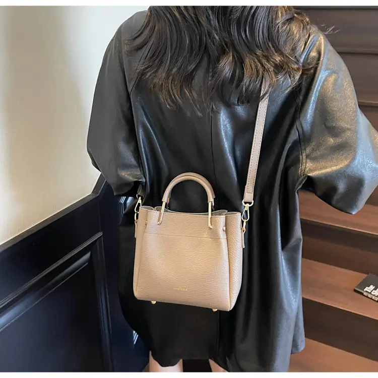 Women Retro Brown Bucket Bag Large Capacity Commuter Crossbody luggage and leather goods — feature 16