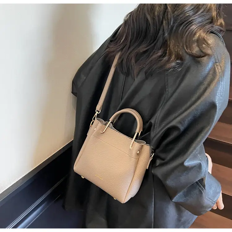 Women Retro Brown Bucket Bag Large Capacity Commuter Crossbody luggage and leather goods — feature 17