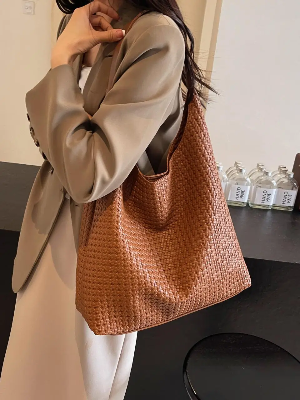 Retro Woven Leather Shoulder Bag Large Capacity Tan - Image 5