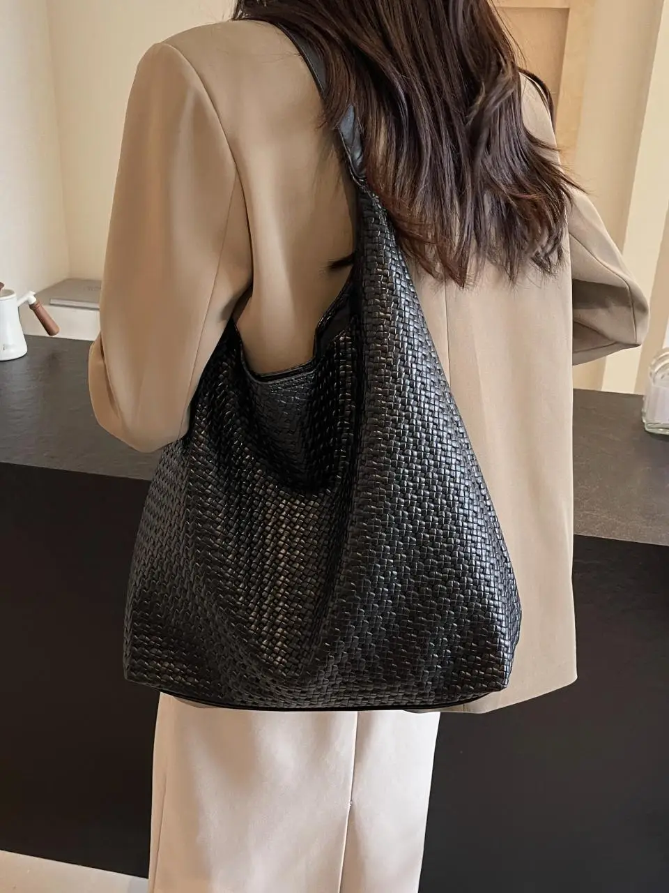 Retro Woven Leather Shoulder Bag Large Capacity Tan - Image 8