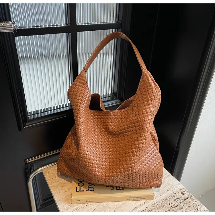 Retro Woven Leather Shoulder Bag Large Capacity Tan — feature 16