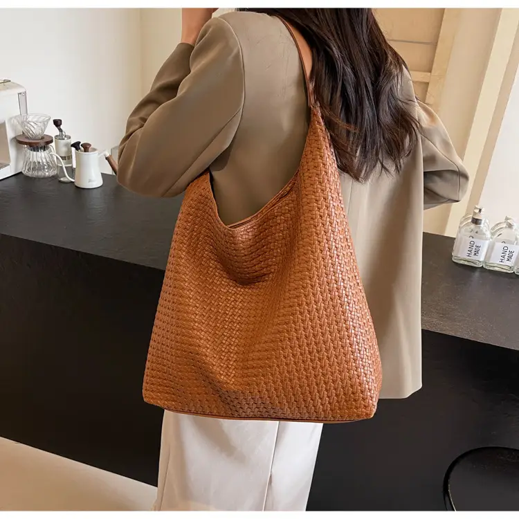 Retro Woven Leather Shoulder Bag Large Capacity Tan — feature 22