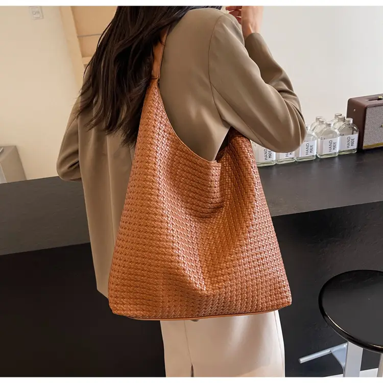 Retro Woven Leather Shoulder Bag Large Capacity Tan — feature 24