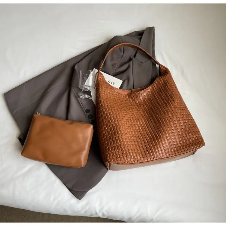 Retro Woven Leather Shoulder Bag Large Capacity Tan — feature 33